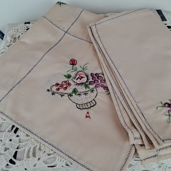 Vintage 1970s Embroidered Floral Tablecloth with 6 Embroidered Napkins Square - Picture 3 of 15